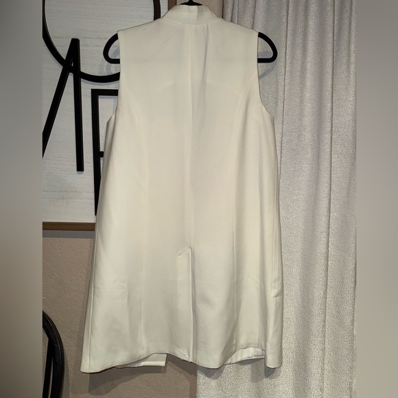 Mark. Elegant White Sleeveless Coat - Picture 3 of 6